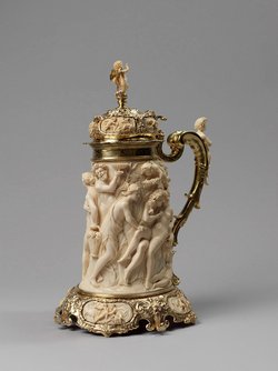 Deckelhumpen aus Elfenbein mit Bacchanal und mythologischen Szenen