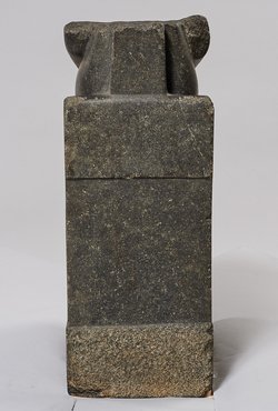 Unterteil einer weiblichen Sitzfigur, wahrscheinlich Hatschepsut darstellend