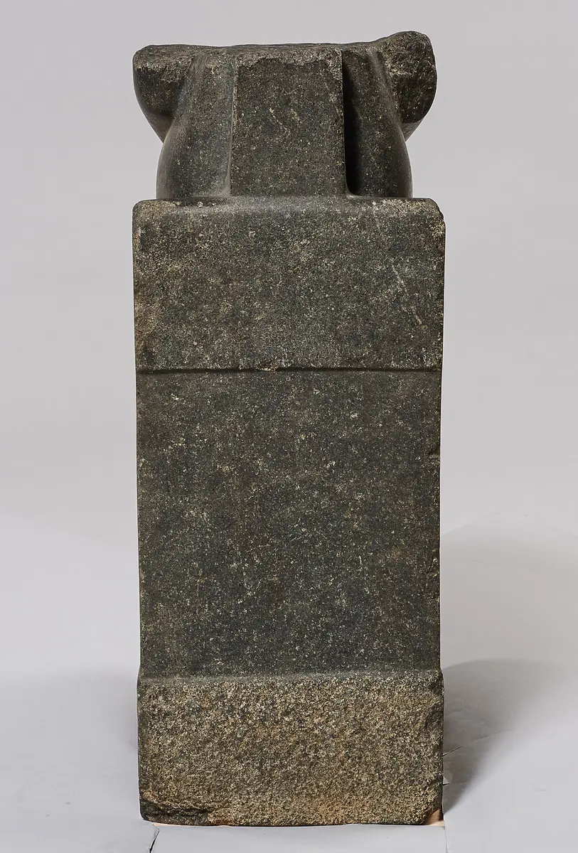Unterteil einer weiblichen Sitzfigur, wahrscheinlich Hatschepsut darstellend