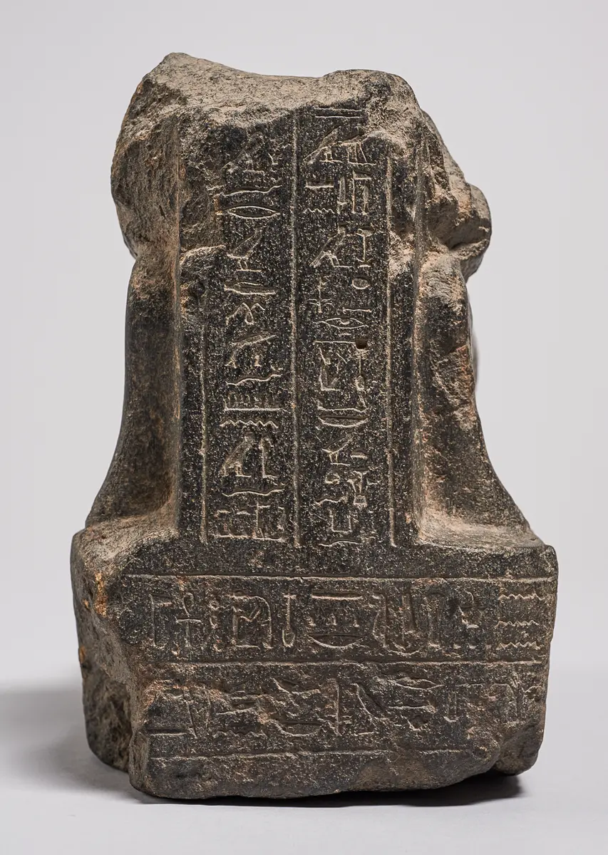 Unterteil einer knienden Statuette des Hor-em-achbit
