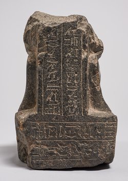 Unterteil einer knienden Statuette des Hor-em-achbit