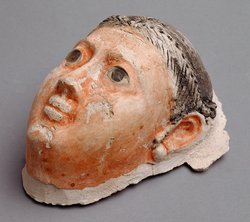 Kopf vom Stucksarg einer Frau