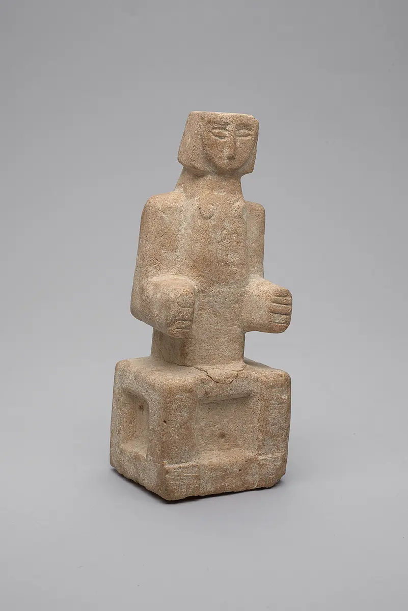 Figur einer sitzenden Frau