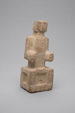 Figur einer sitzenden Frau