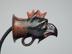 Rhyton mit Greifenkopf