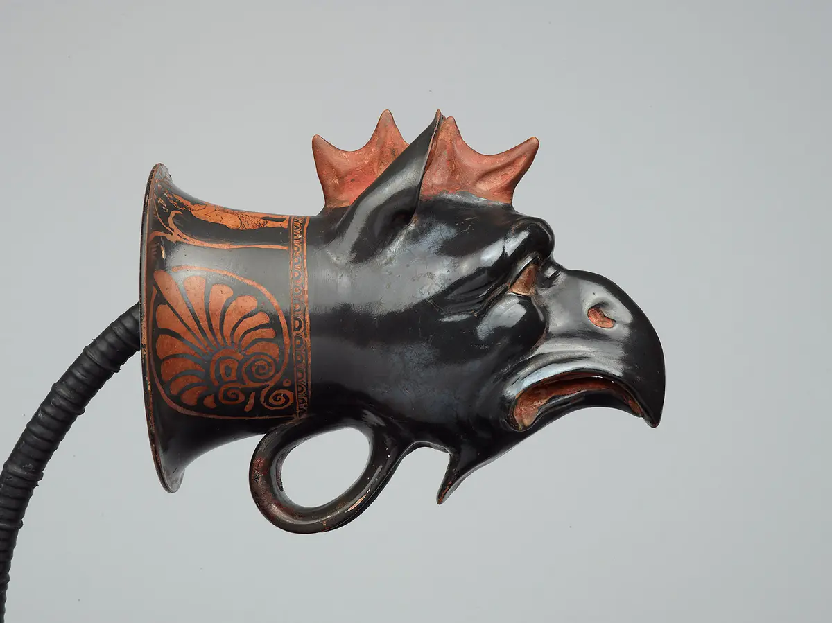 Rhyton mit Greifenkopf