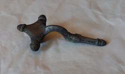 Bügelfibel mit dreieckiger Kopfplatte