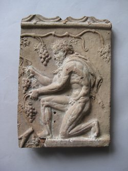 Fragment einer Aufsatzplatte: Weinlesender Satyr