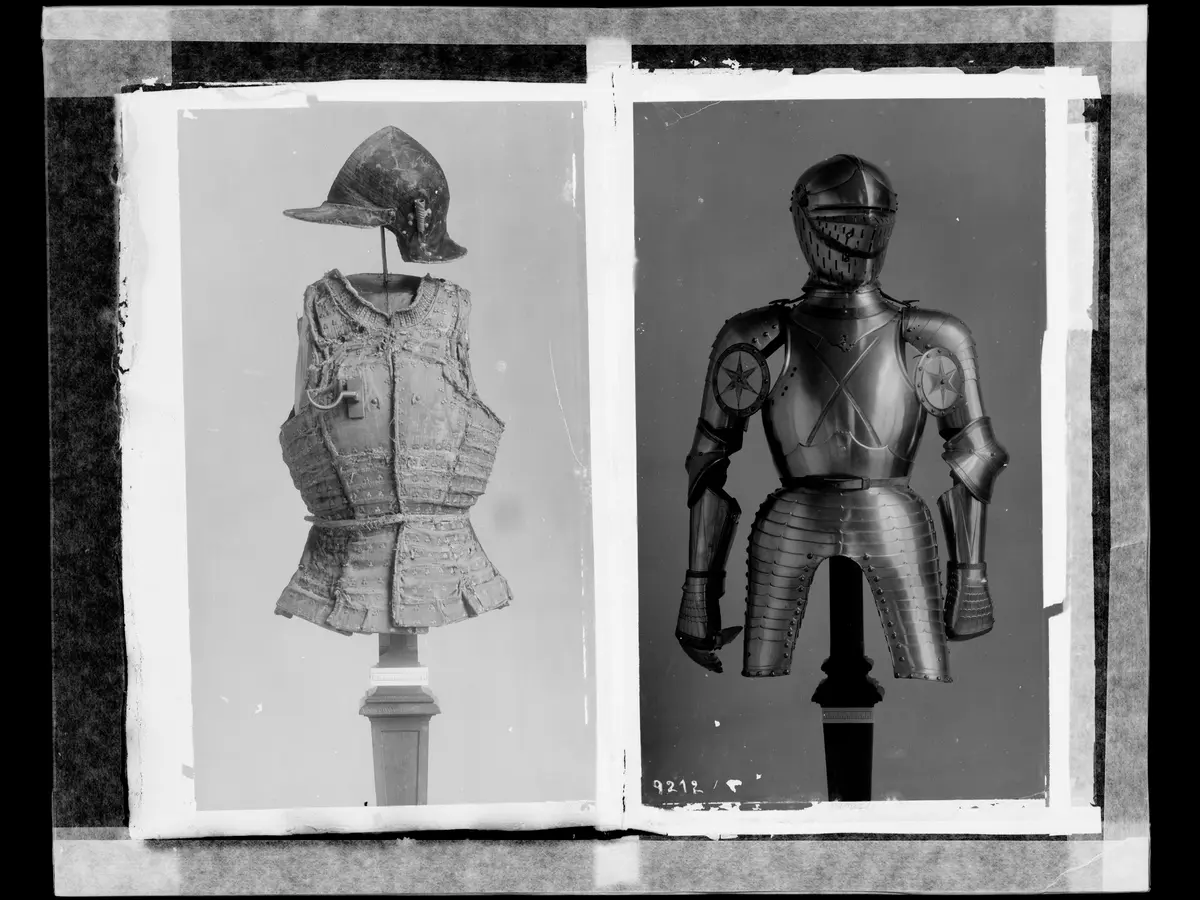 Brigantine (Schuppenpanzer); Zusammengesetzter Feldharnisch (Rest einer Garnitur?); Ein Paar Handschuhe (Hentzen); Offene Sturmhaube