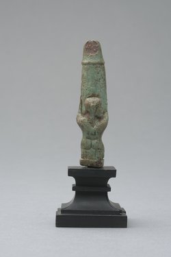 Figur eines knienden, nackten Mannes mit großem, aufgerichtetem Phallus