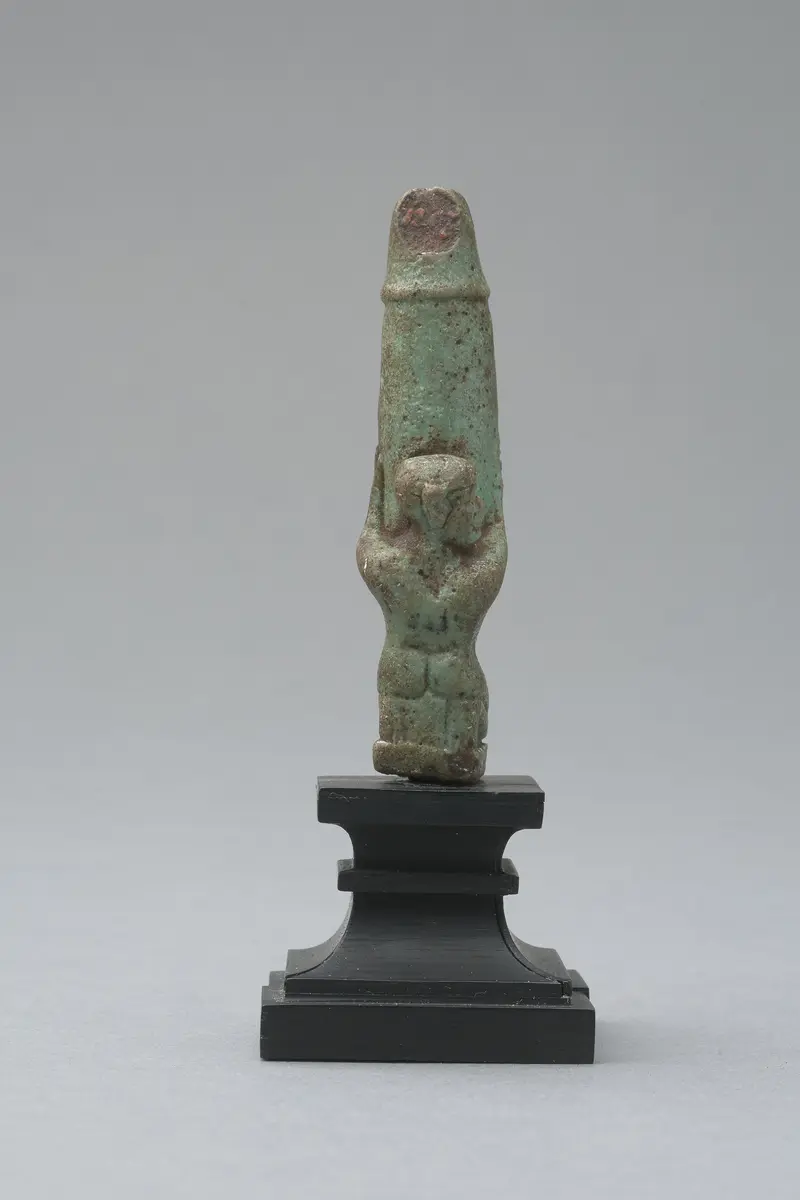 Figur eines knienden, nackten Mannes mit großem, aufgerichtetem Phallus