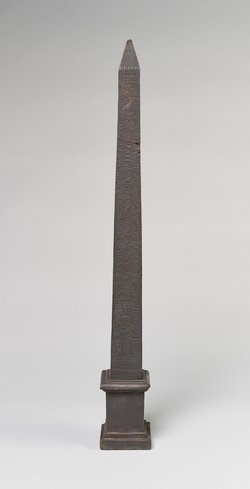 Miniaturnachbildung eines Obelisken von Thutmosis III. aus Karnak