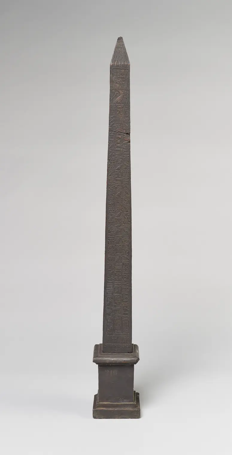 Miniaturnachbildung eines Obelisken von Thutmosis III. aus Karnak