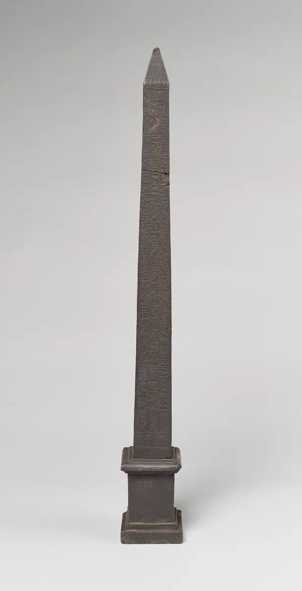 Miniaturnachbildung eines Obelisken von Thutmosis III. aus Karnak