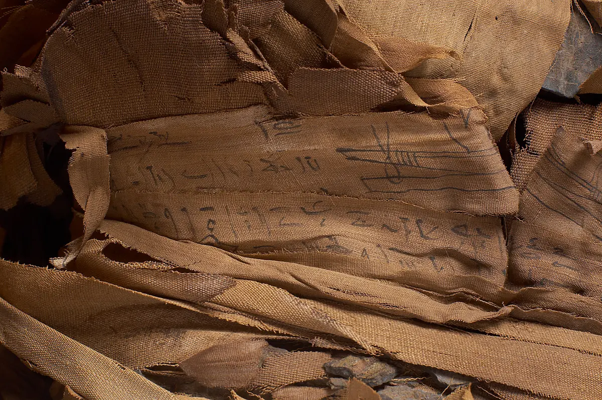 Unterteil des Kastensarges des An-em-her mit Mumie und Teilkartonage
