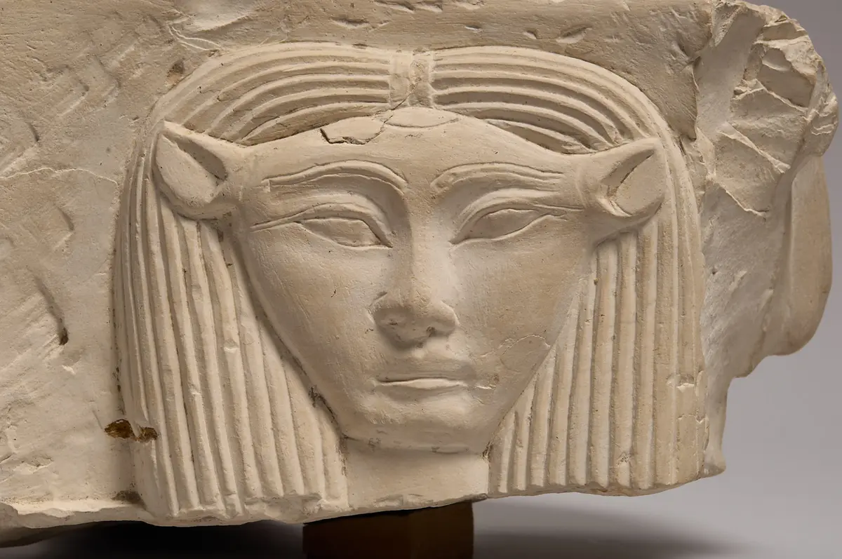Fragment eines Hathorbeckens mit zwei Stifterfiguren