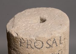 Säulenförmiges Postament mit Weihinschrift