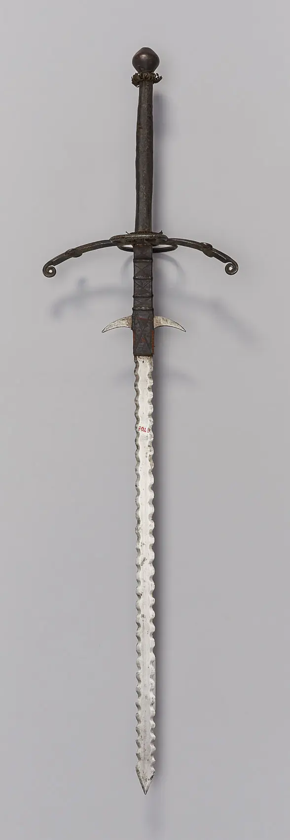 Bihänder mit geflammter Klinge (Flamberg)