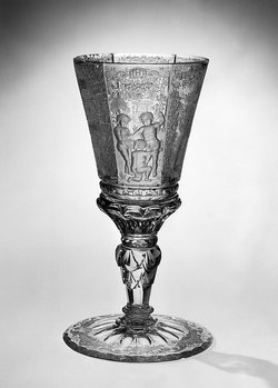 Pokal mit Spiegelmonogramm, Putten und erhabenem Bandwerk