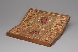 Spielbrett für Schach und den "Langen Puff" mit 20 Spielsteinen