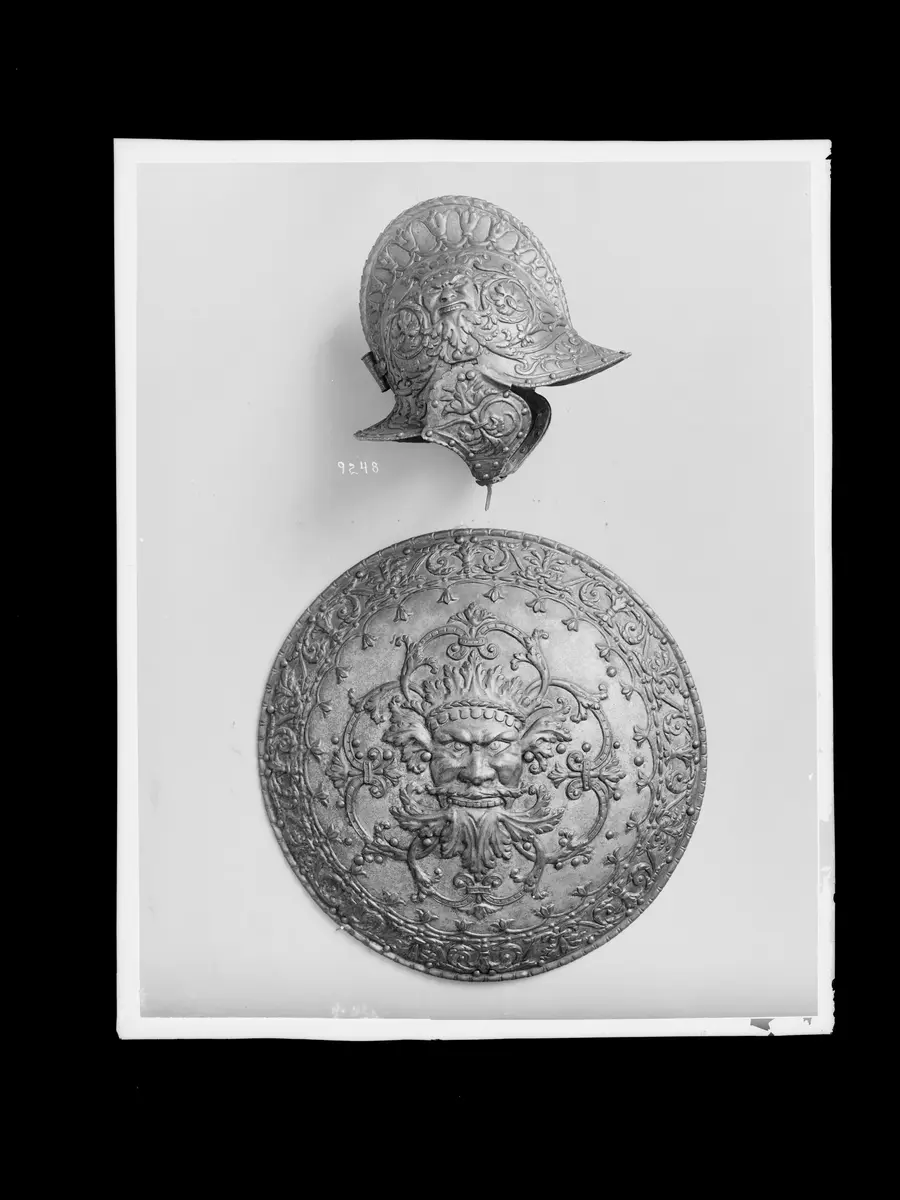 Offene Sturmhaube aus einem All'antica-Ensemble mit Rundschild (A 1348a); Rundschild aus einem All'antica-Ensemble mit Sturmhaube (A 1348)