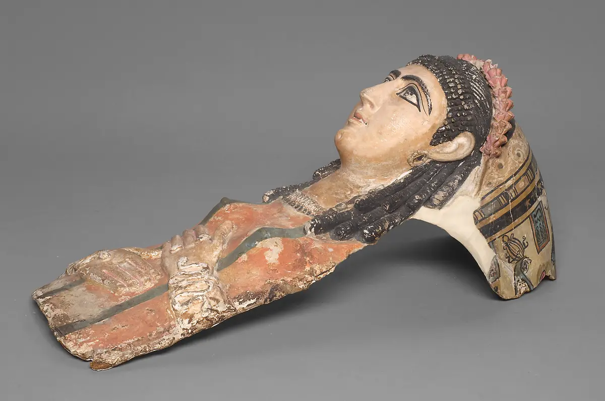 Kartonagemaske von einer weiblichen Mumie