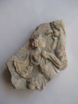 Relieffragment: Adlergreif und Amazone