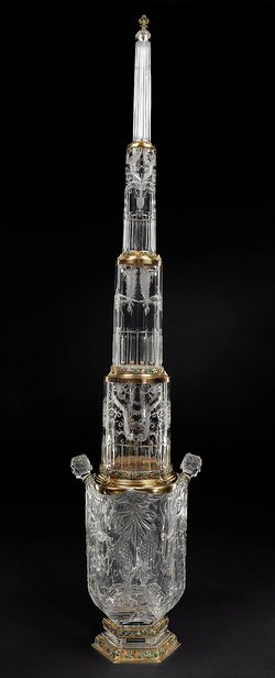 Sogenannte Pyramide, Hauptvase mit 1. Aufsatzzylinder