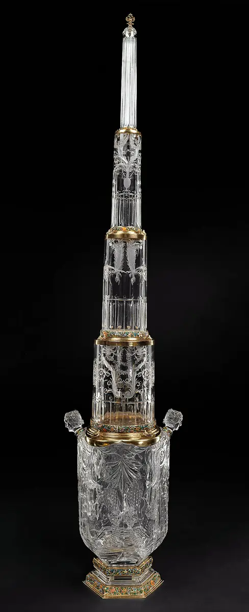 Sogenannte Pyramide, Hauptvase mit 1. Aufsatzzylinder
