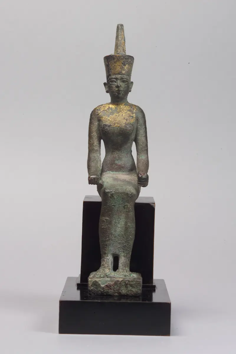 Thronende Göttin Neith