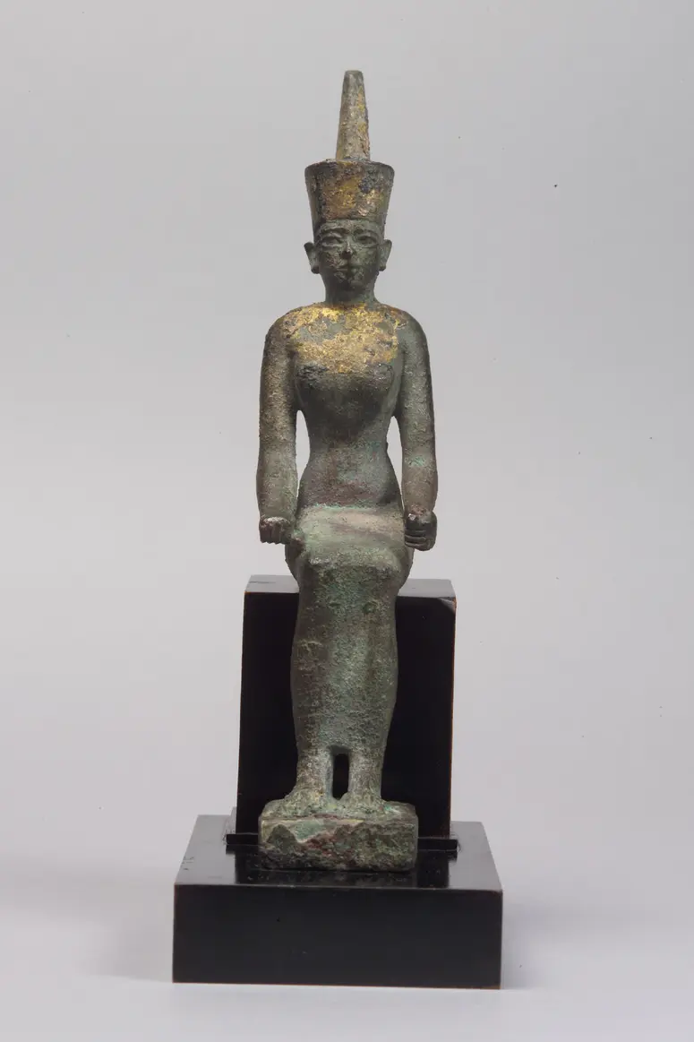 Thronende Göttin Neith