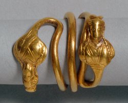 Spiralring mit zwei Büsten