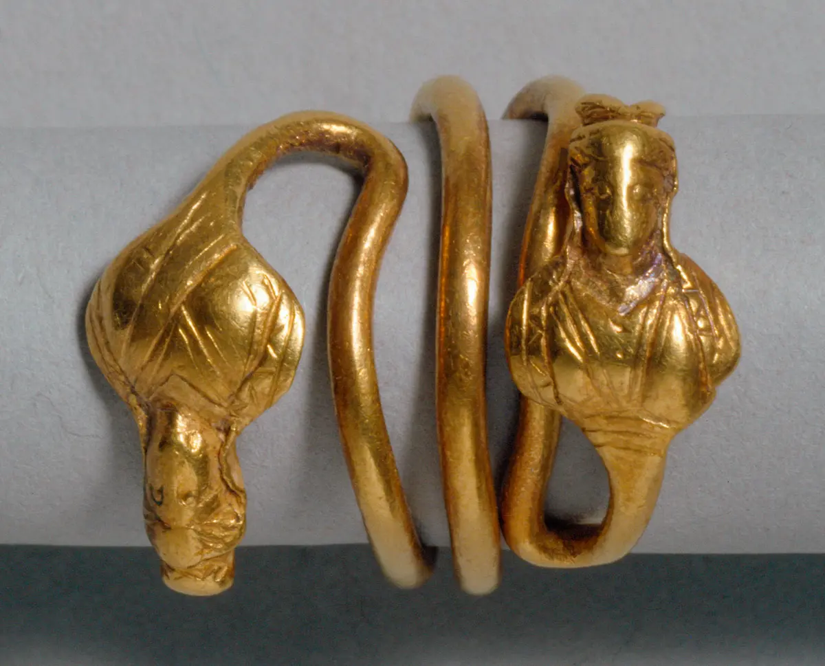 Spiralring mit zwei Büsten