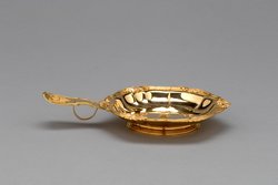 Untertasse eines Schokoladebechers des Frühstückservices der Kaiserin Maria Theresia