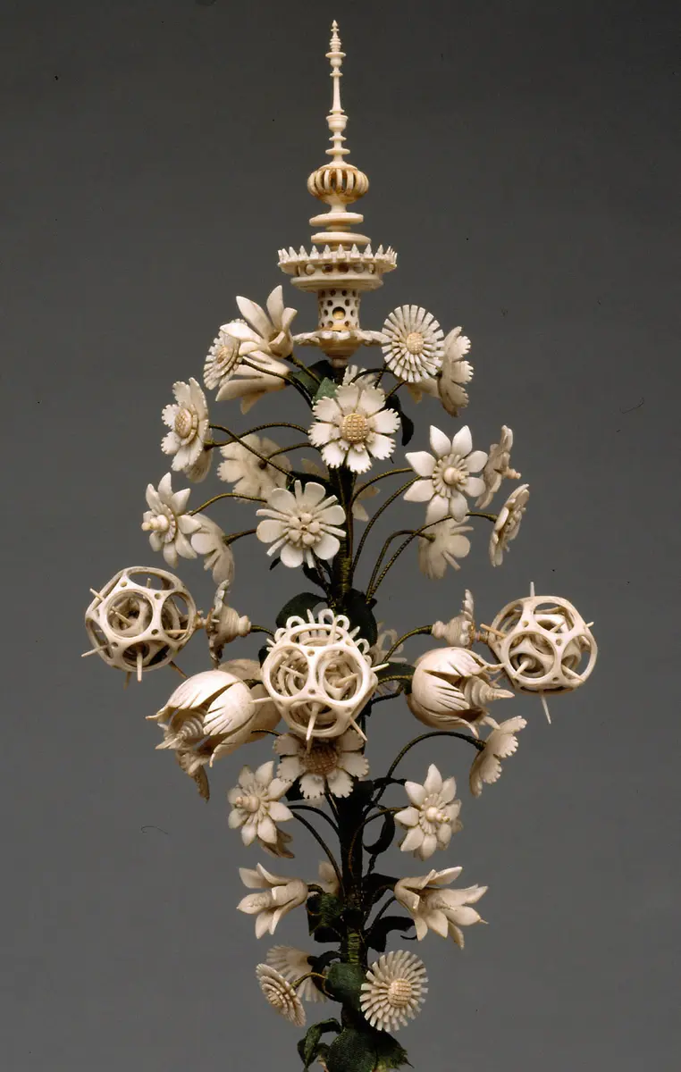 Deckelpokal mit Blumenbukett