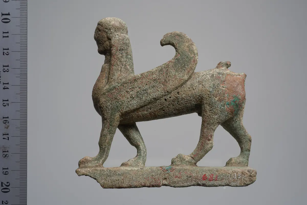 Figur eines geflügelten schreitenden Sphinx