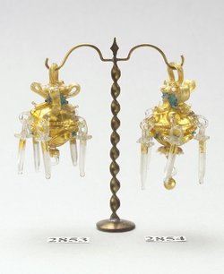 vasenartiges Ohrgehänge mit schwertförmigen Anhängseln aus Glas 