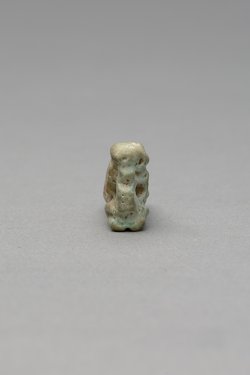 Kniender, nackter Mann mit übergroßem Phallus