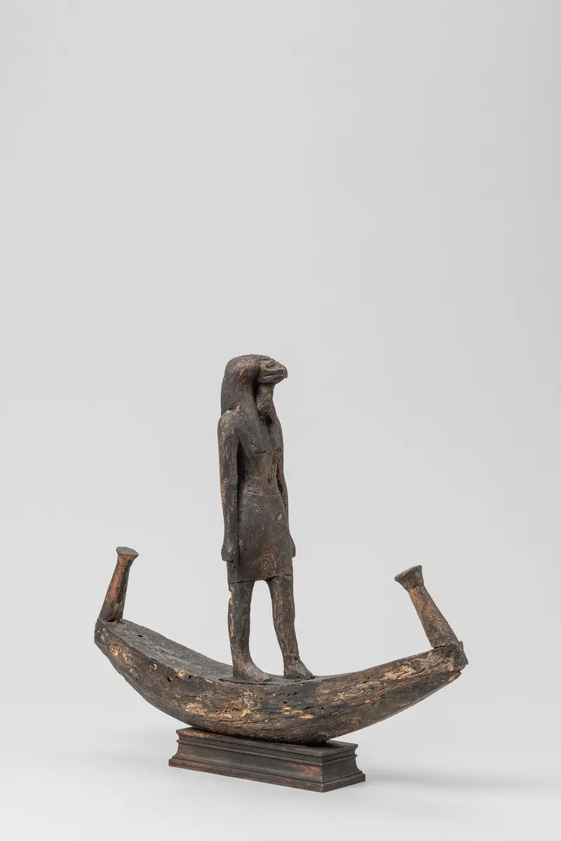 Figur des ibisköpfigen Gottes Thot, in einer Barke stehend
