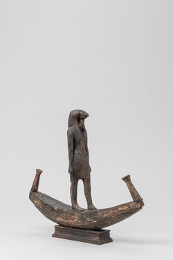 Figur des ibisköpfigen Gottes Thot, in einer Barke stehend