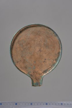 Spiegel mit Griffzapfen: Dreifigurenszene (Lasa zwischen Dioskuren?)