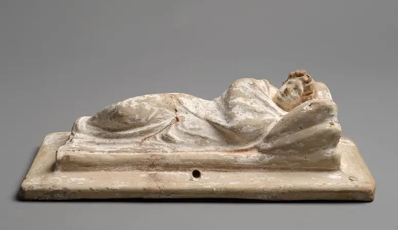 Deckel einer Aschenkiste: Liegender Jüngling [zu Aschenkiste Inv.-Nr. V 2996]