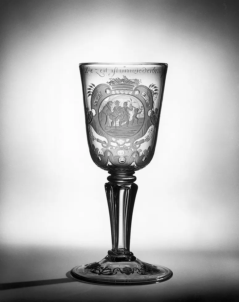 Pokal mit Lebensalterdarstellungen und bekröntem Spiegelmonogramm