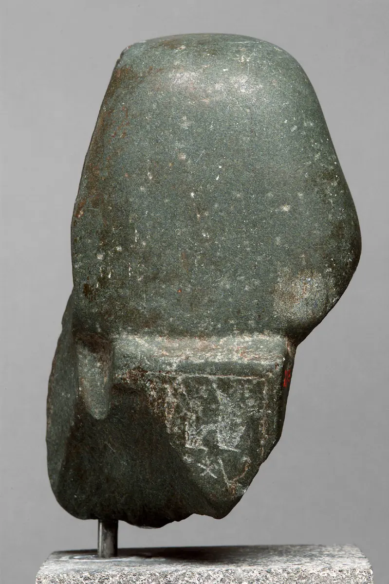 Fragmentierte Büste der Statuette eines Mannes