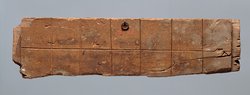 Fragment eines Fußschemels mit Feindesdarstellung