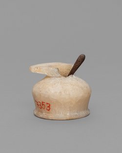Kohl-Töpfchen mit Schminkstift