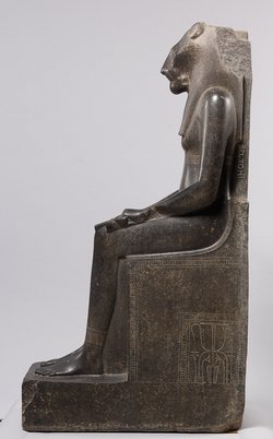Sitzstatue der Göttin Sachmet