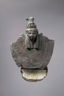 Ägis und Menit mit Kopf der Isis