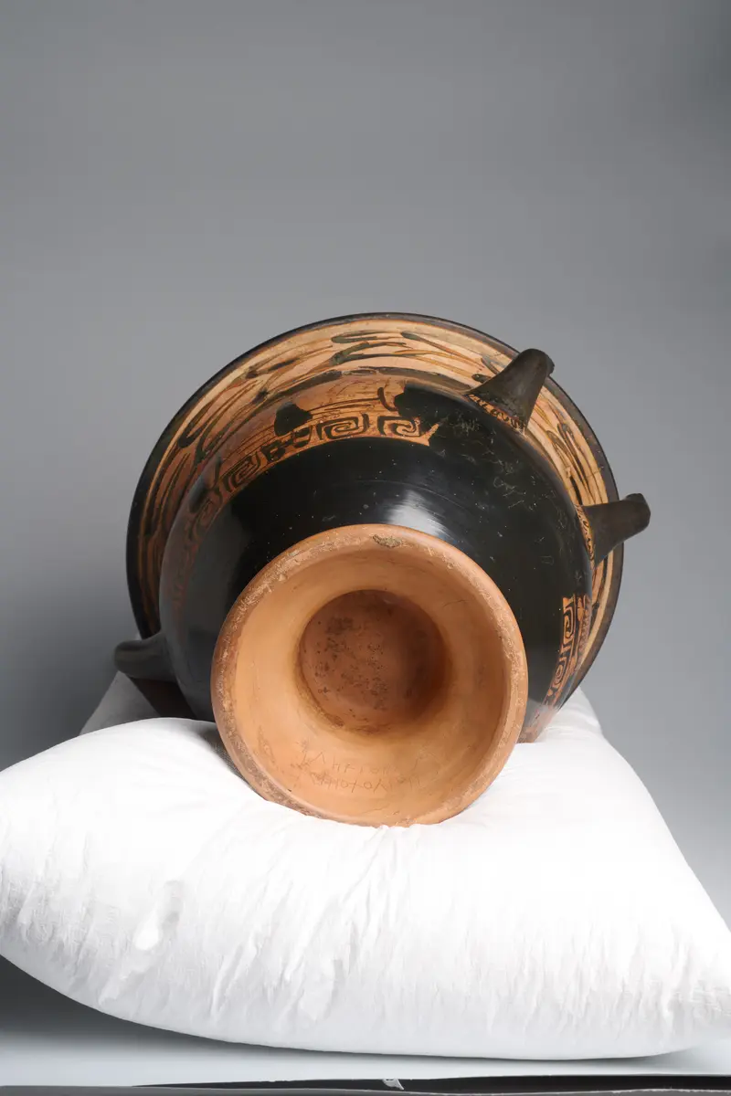 Jugendlicher Dionysos zwischen Silen und Mänaden (A), Drei Manteljünglinge (B)