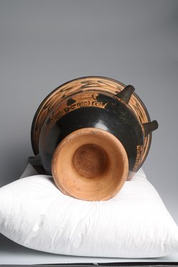 Jugendlicher Dionysos zwischen Silen und Mänaden (A), Drei Manteljünglinge (B)